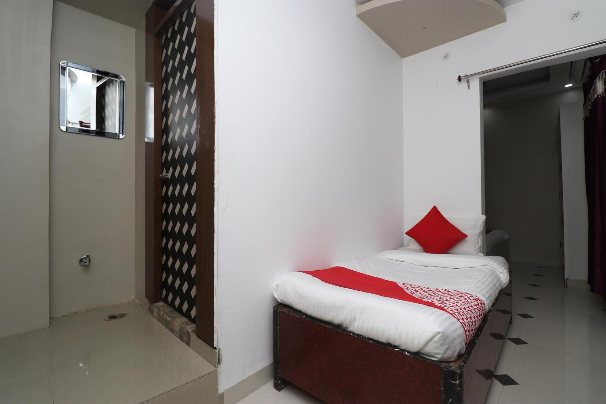 Hotel O Swastik Resort Colonelganj Kültér fotó
