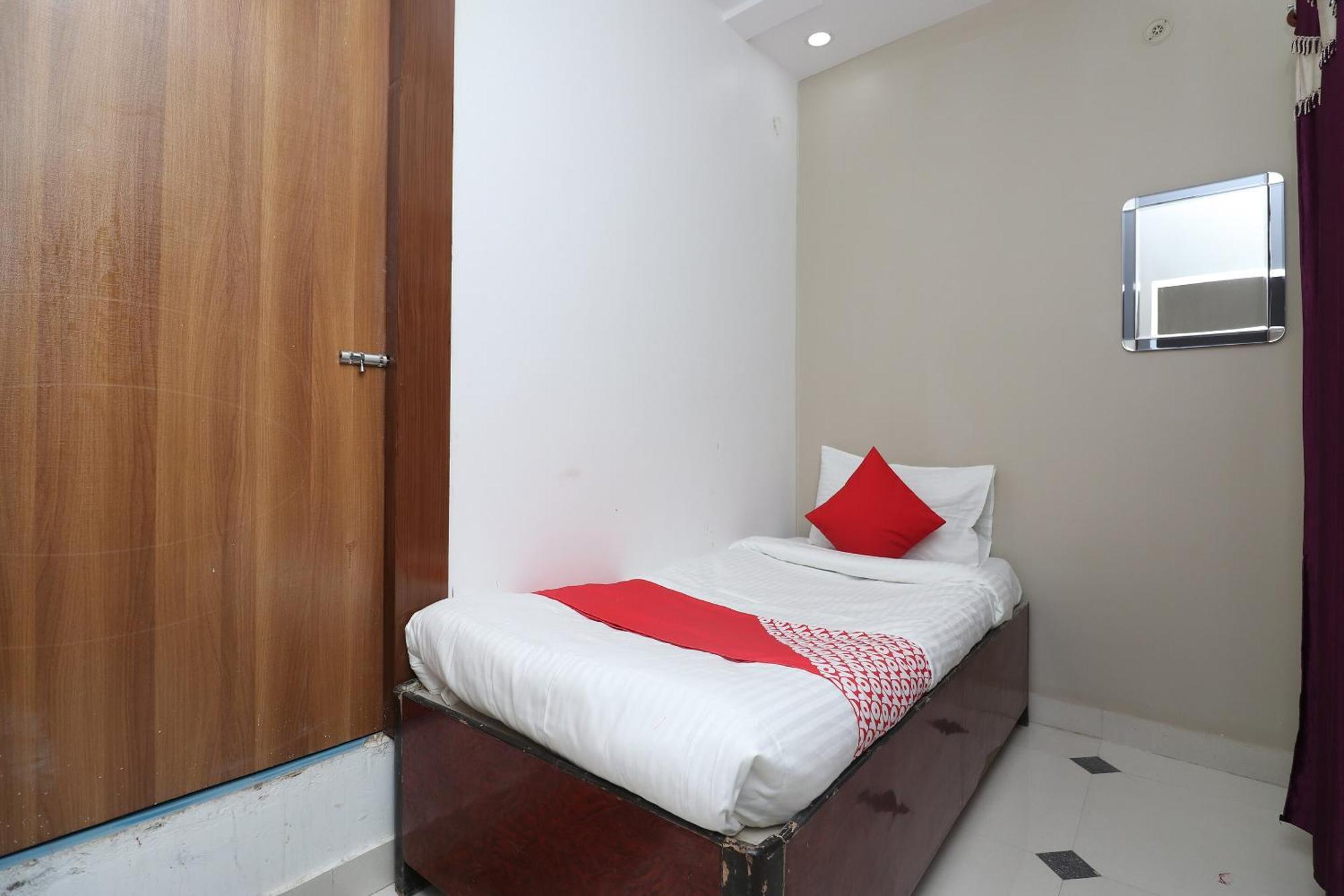 Hotel O Swastik Resort Colonelganj Kültér fotó
